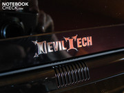 Auf dem Displayrahmen prangt ein DevilTech-Logo.