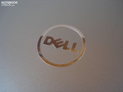 Ein schickes Dell-Logo ziert den Notebookdeckel.