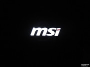 Das MSI Logo auf der Displayrückseite im Dunkeln.