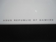 Der ansonsten weiße Notebookdeckel verfügt in der unteren Hälfte über ein schwarzes Wabenmuster