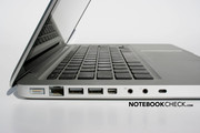 Die Anschlussausstattung ist eher mager, im Vergleich zum Vorgängermodell fehlt Firewire und der Mini DVI Port wurde durch einen Mini DisplayPort ersetzt.