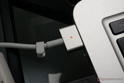 Der neue MagSafe 2 Stecker ist schlanker geworden.