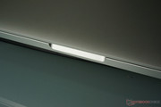 Im Vergleich zu den non Retina MacBook Pro etwas anders gestaltete Mulde zum öffnen des Notebooks.