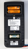 Zwei AA Batterien und die Sicherung können bequem auf der Unterseite gewechselt werden. Beide Fächer sind abgedichtet und durch Schlitzschrauben gesichert.