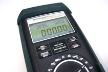 Gut ablesbare Anzeige mit Volt, Ampere und Wattanzeige bei unseren Messungen