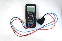 Metrahit Energy mit Schuko-Adapter und mitgelieferter Schutzhülle.