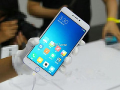 Das Xiaomi Mi 5S ganz in weiß, offenbar frisch aus der Fabrik.