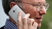 Eric Schmidt von Google mit dem Moto X (Foto: Gary He)