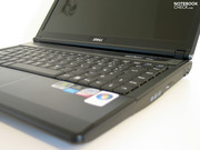 Ansonsten findet man kaum farbige Akzente am Gehäuse.