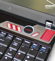 Für einen unkomplizierten und schnellen Leistungsschub kann der auffällig gestaltete Turbo-Knopf verwendet werden, der links neben dem rechten Stereolautsprecher zu finden ist.