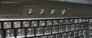 Oberhalb der Tastatur bietet das Gamer-Notebook noch 4 Schnellstartknöpfe.