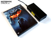 Das 90 Watt Netzteil wird unter Last relativ warm.