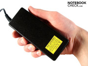 Das Netzteil ist angenehm klein geraten.