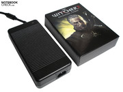 Das 330-Watt-Netzteil ist beinahe so hoch wie drei DVD-Hüllen.