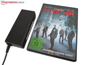 Das handliche 90-Watt-Netzteil lässt sich prima transportieren.