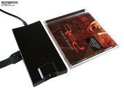 Das 90-Watt-Netzteil ist überraschend flach.