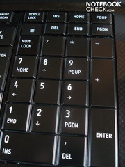 Bei einer Größe von 18.4-Zoll findet natürlich auch ein dedizierter Nummernblock problemlos Platz