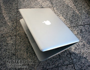 Das neue Gehäuse besitzt viele Designelemente vom MacBook Air ...