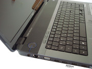 ...wird von zwei Scharnieren...