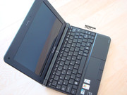 Hinsichtlich der Anschlüsse bietet das NB 200 alle gängigen Standardports wie USB 2.0, einen analogen Videoausgang, Anschlüsse für Mikrofon und Kopfhörer und einen Kartenleser.