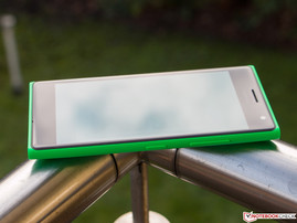 Die Oberfläche spiegelt stark.