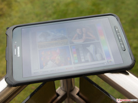 Bei leichter Bewölkung bleibt das Tablet gut ablesbar.