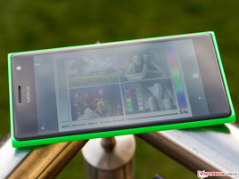 Das Lumia 735 lässt sich direkt betrachtet gut ablesen.
