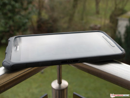 Das spiegelnde Display ist im Freien suboptimal.