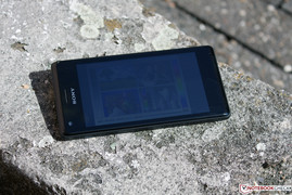 Das Xperia M in der prallen Sonne.