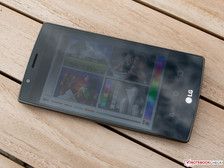 Das LG G4 im Freien bei leichter Bewölkung.