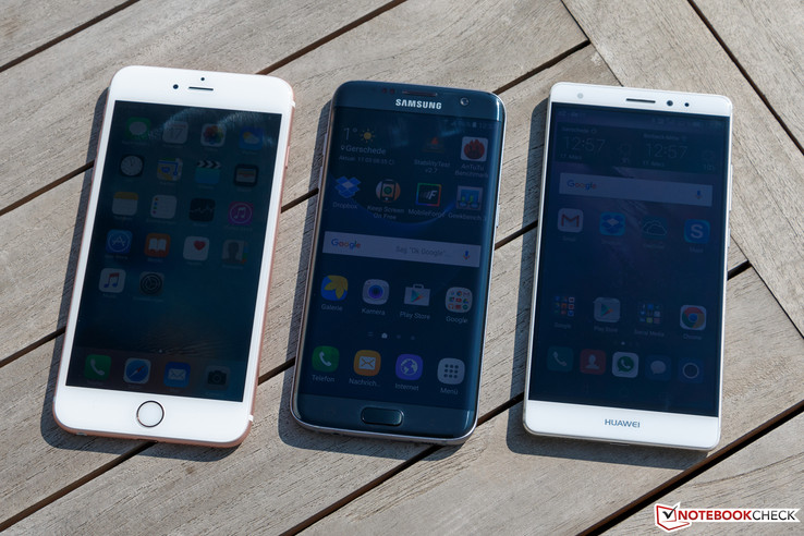 In der Sonne mit aktiviertem Umgebungslichtsensor (von links): iPhone 6s Plus, Galaxy S7 Edge, Huawei Mate S
