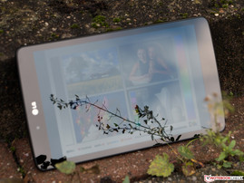 das LG G Pad 8.0 im Schatten