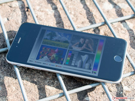 Auch in der Sonne bleibt der Screen gut ablesbar.