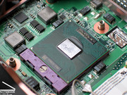 Sofern Bios und Mainboard für einen Einsatz von Penryn CPUs vorbereitet sind, kann der Chip einfach eingesetzt, und das Notebook wieder zusammengebaut werden.