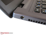 Der Stromeingang wartet neben dem Lüftungsgitter.