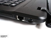 Strom- und Netzwerkanbindung erfolgen über die rechte Seite.