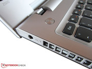 Die kleine Taste neben dem Stromeingang öffnet die Recovery oder ein spezielles Boot-Menü.