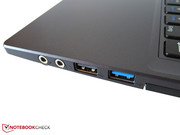 Jede der beiden Seitenflächen enthält zwei USB-Ports.