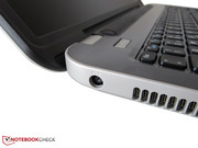 Der Stromeingang sitzt neben dem Lüftungsgitter.