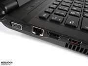 Monitore mit DVI oder DisplayPort können per Adapter angeschlossen werden.