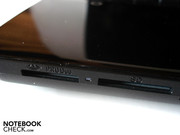 Die Vorderseite beherbergt gleich zwei Kartenleser.