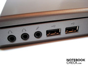 Drei Soundanschlüsse und zwei USB 2.0-Ports warten auf der rechten Seite