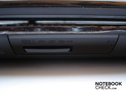 Ein 5-in-1-Kartenleser (MMC, SD, XD, MS, MS Pro) und ein Infrarot-Empfänger verbergen sich auf der Vorderseite