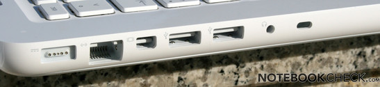 Alle Anschlüsse befinden sich auf der linken Gehäuseseite: Kensington Lock, optisch / analoger Audio-Port, 2x USB, Gigabit LAN, Mini Display Port, MagSafe Stromanschluss