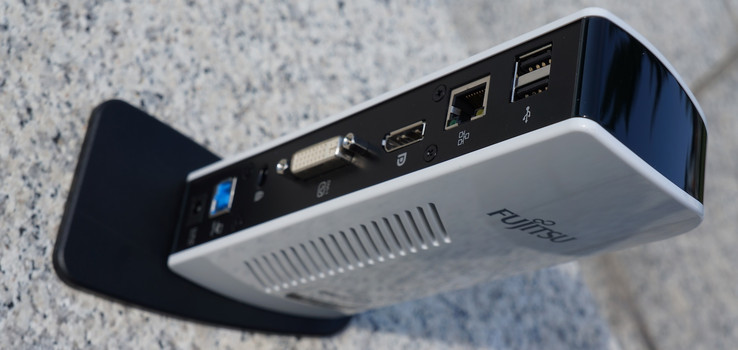 Rückseite von oben nach unten: 2x USB 2.0, GigaBit LAN, DisplayPort, DVI, Kensington Lock, USB-3.0-Verbindung zum PC, Stromversorgung; Vorderseite: 2x USB 3.0, Kopfhörer und Mikrofoneingang