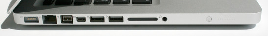 Links: MagSafe (Strom), Gigabit LAN,  Firewire 800, Mini DisplayPort, 2x USB 2.0,  SD-Card Reader, Line-In (analog / optisch) oder analoger Line-Out, Akku LED Anzeige
