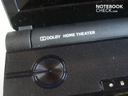 Die blau beleuchtete Powertaste. Das Acer 5739G unterstützt nicht nur Dolby Home Theater...