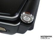 Die Powertaste befindet sich am Rand des rechten Scharnieres