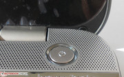 Über den kleinen silbernen Kunststoff-Button erwacht das Multimedia-Notebook zum Leben...