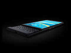 Das Blackberry Priv mit physischer Tastatur und Android ist nun ab 800 Euro vorbestellbar (Bild: BlackBerry)